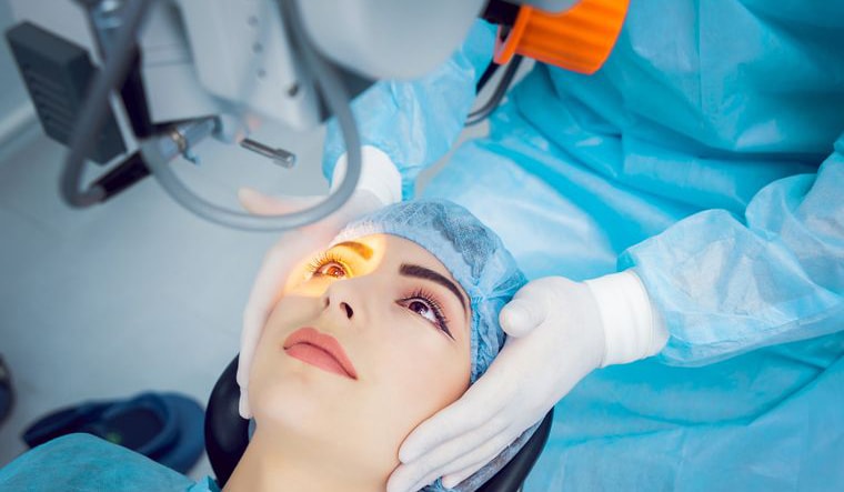 Opération de la cataracte avec technologie laser et microscope chirurgical en clinique ophtalmologique